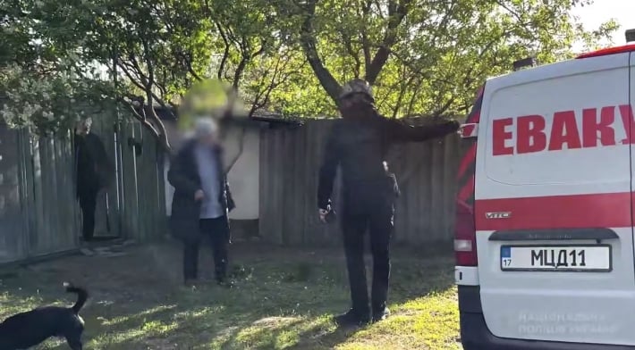 Під дронами та загрозою КАБів: поліцейські евакуювали людей із Запорізької …