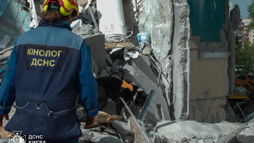 Під завалами шукають людей: кількість загиблих у Києві зросла до …