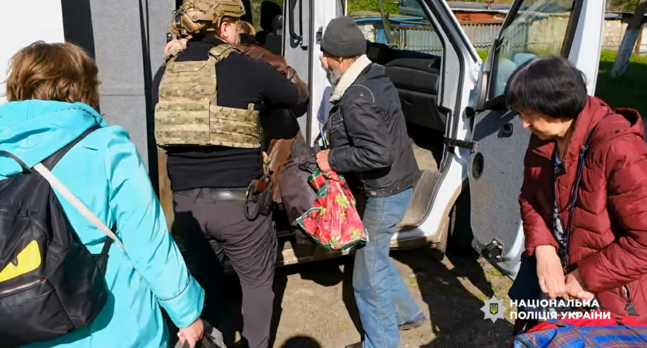 Під загрозою ворожих атак з Миколаївки на Донеччині поліцейські евакуювали …