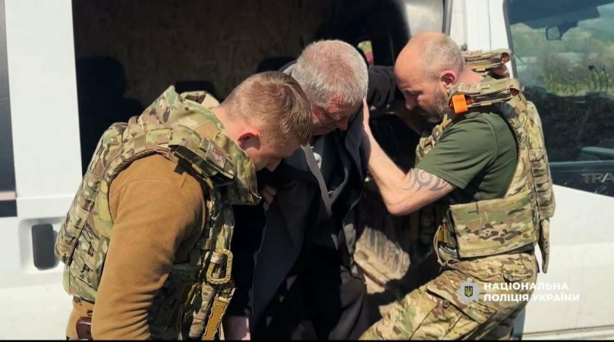 Під звуки вибухів: із зони боїв на Харківщині евакуювали матір …