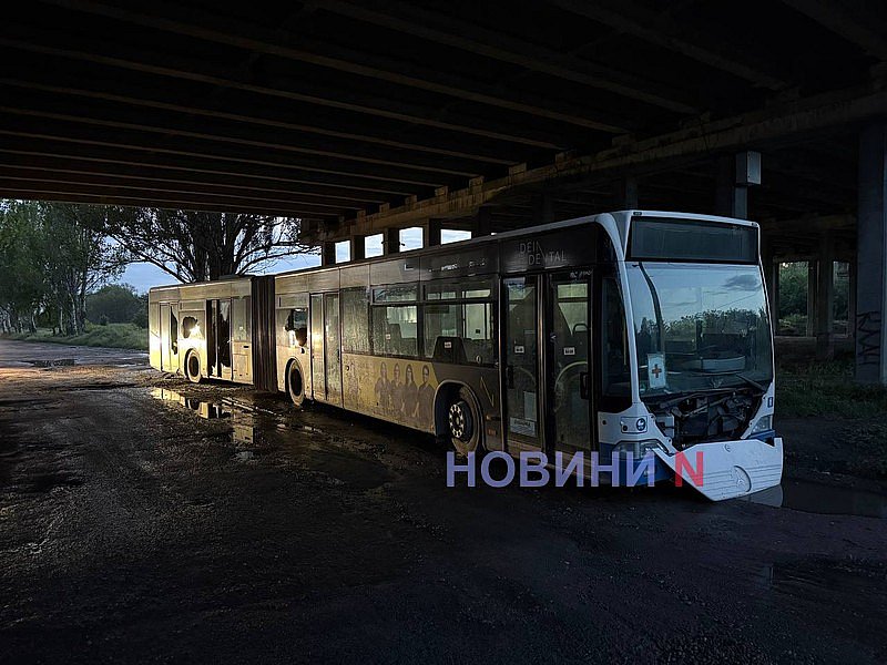 Під мостом у Миколаєві рік гниє автобус із Німеччини: салон …