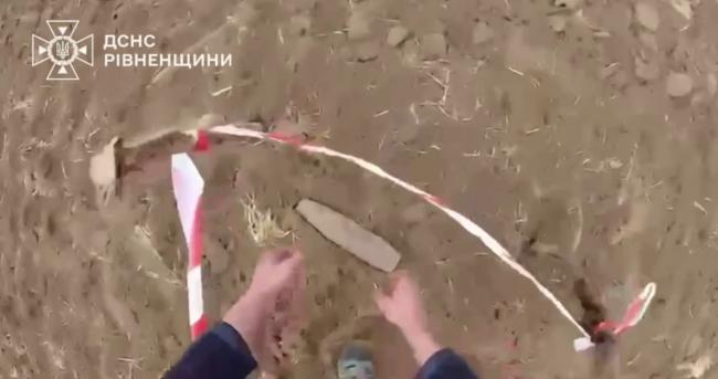 Під час земляних робіт на Рівненщині знайшли артснаряд часів Другої …