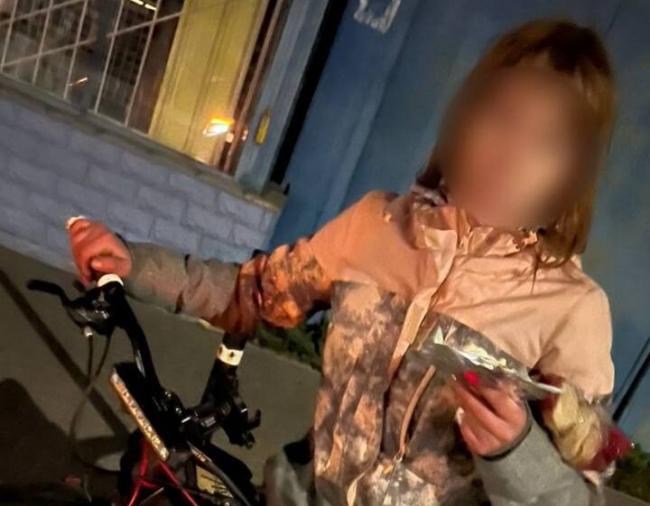 Під час комендантської години в Рівному у велосипедистки знайшли наркотики