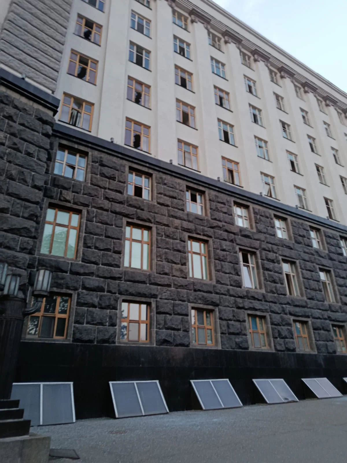 Під час масованої атаки рф на Київ пошкоджено будівлю Кабміну …