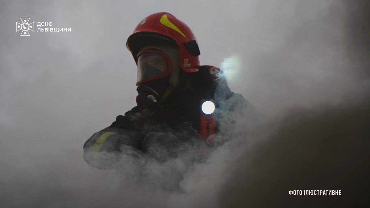 Під час нічної пожежі у Самборі постраждав 66-річний чоловік