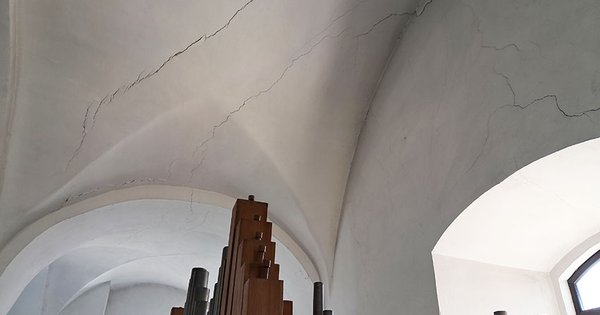 Під час обстрілу Дубна на склепінні костелу утворилися великі тріщини
