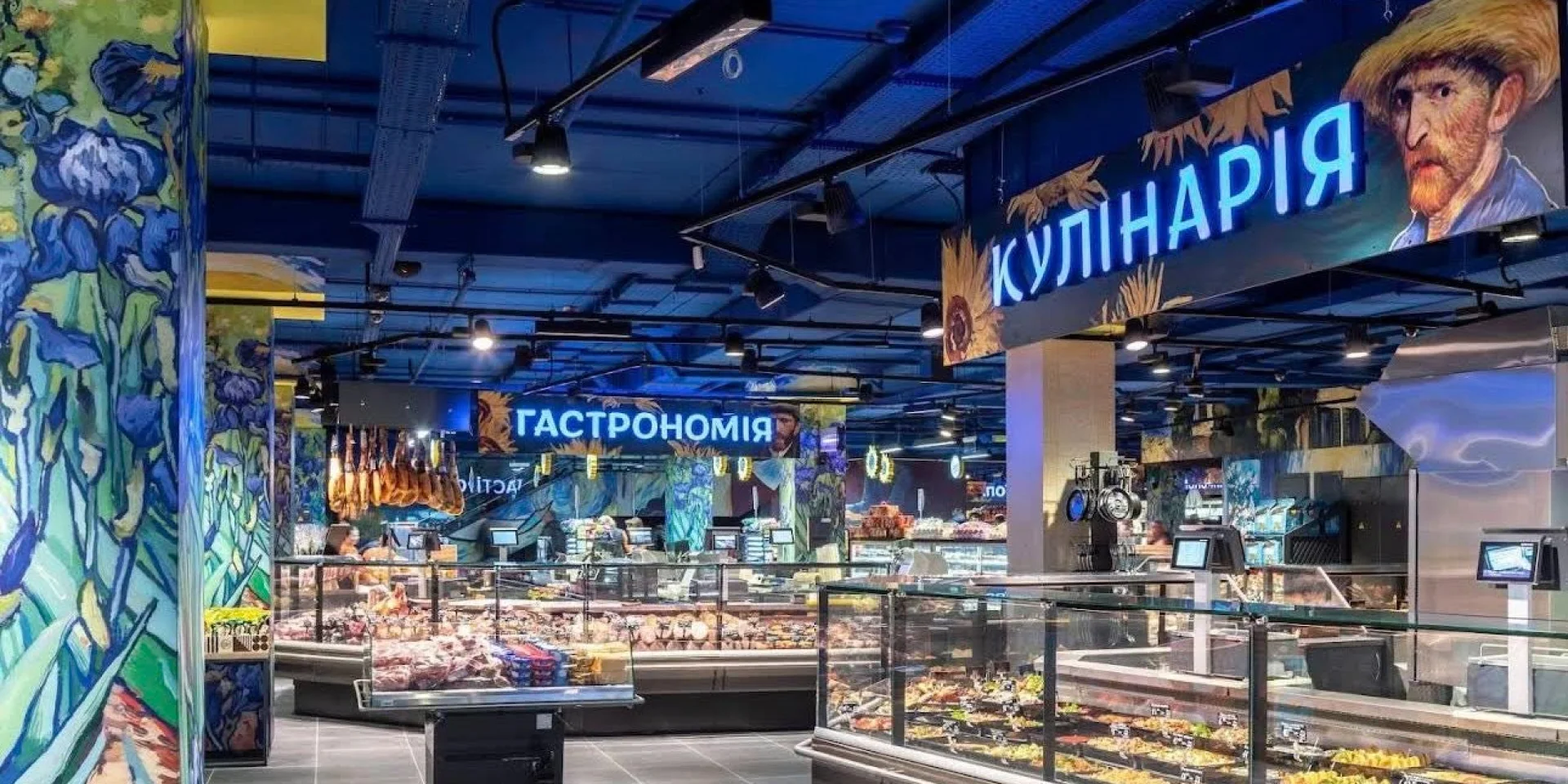 Під час потужного обстрілу Росією в Києві знищено супермаркет, який …