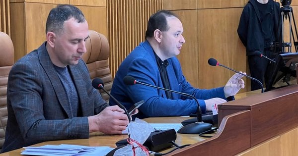 Під час сесії у Франківську Руслану Марцінківу подарували будівельне сміття