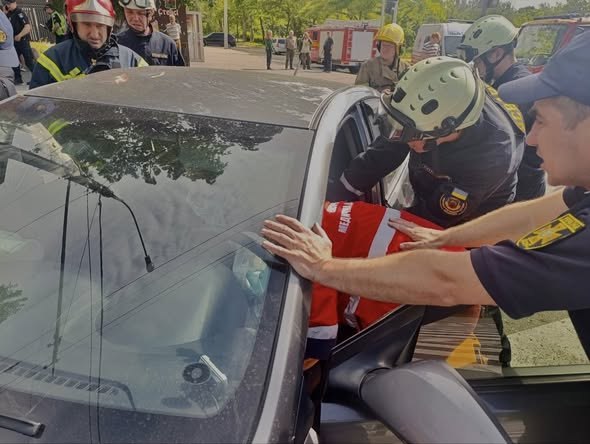 Після ДТП у Запоріжжі постраждалу жінку деблокували з авто рятувальники, …