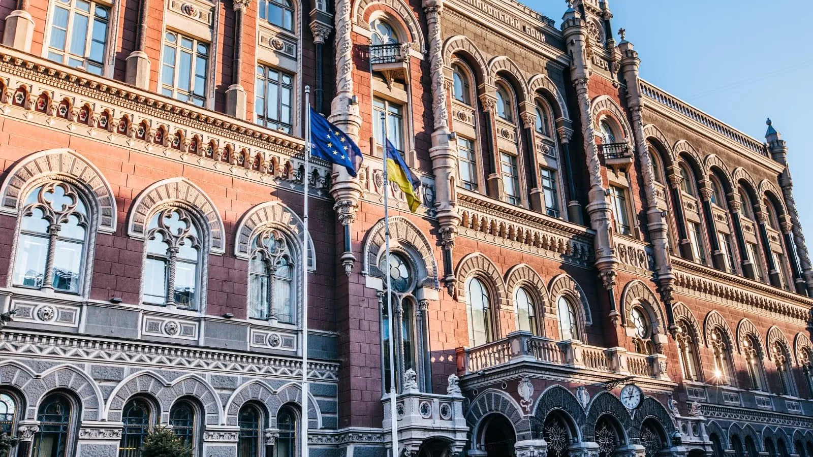 Після атаки РФ у Києві пошкоджені Кабмін, МЗС та будівля …
