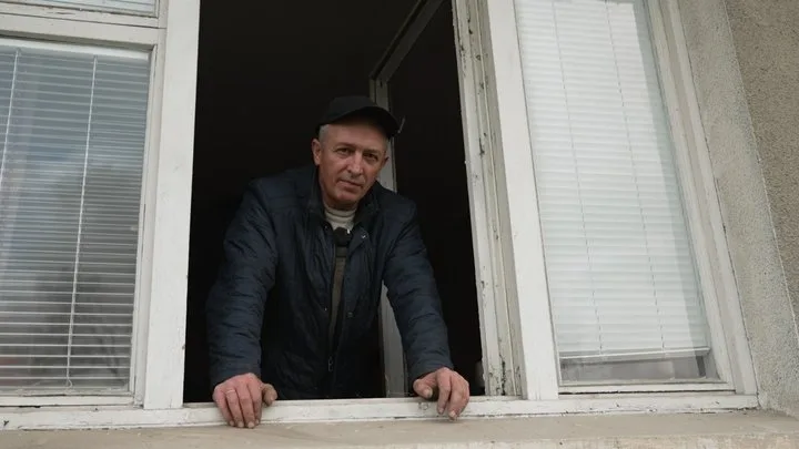 Після атаки дронів у Тернополі вибиті вікна: мешканці ліквідовують наслідки