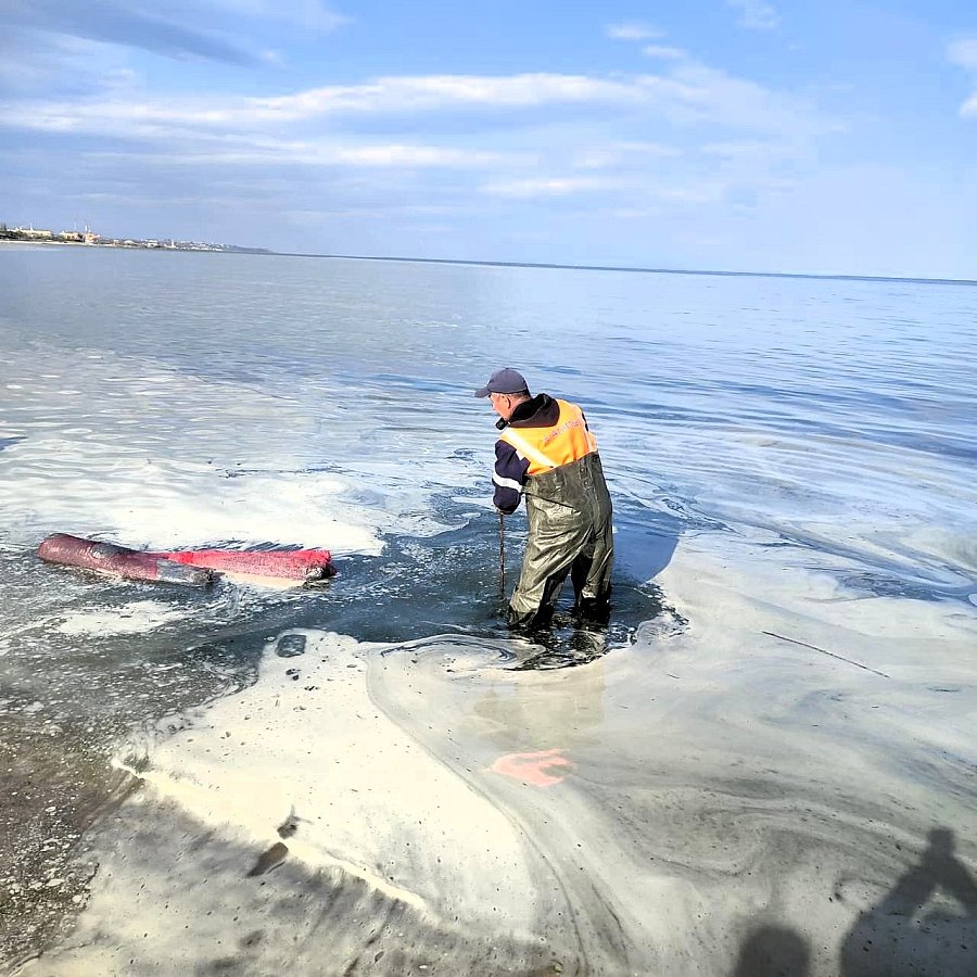 Після атаки у Чорноморську забруднене море: масляна пляма розтяглася на …
