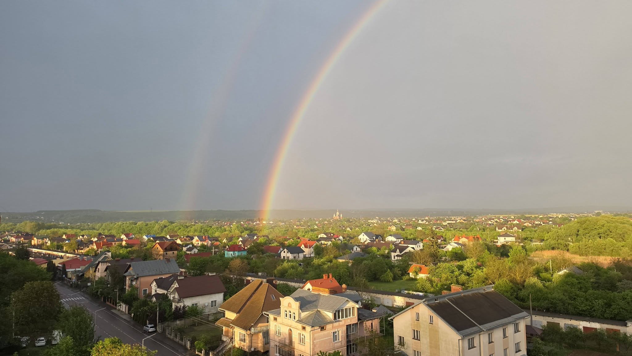 Після дощу над Франківськом з’явилася яскрава подвійна веселка (ФОТО)