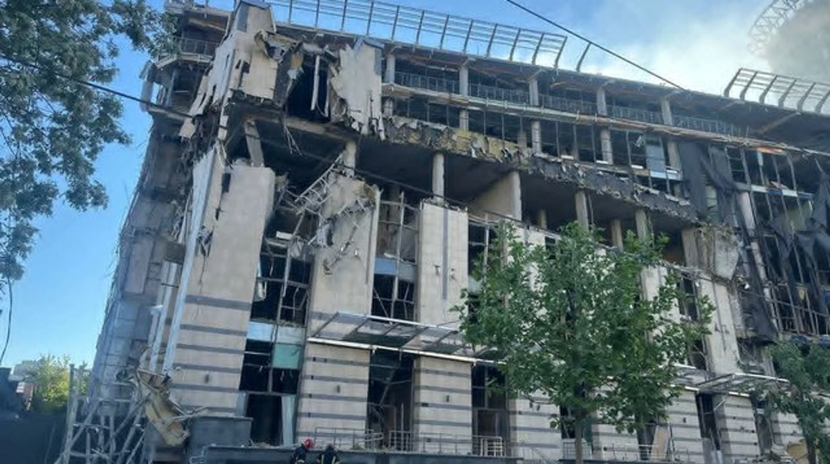 Після нових ракетних ударів: зруйнований БЦ "Лук'янівський" у Києві частково …