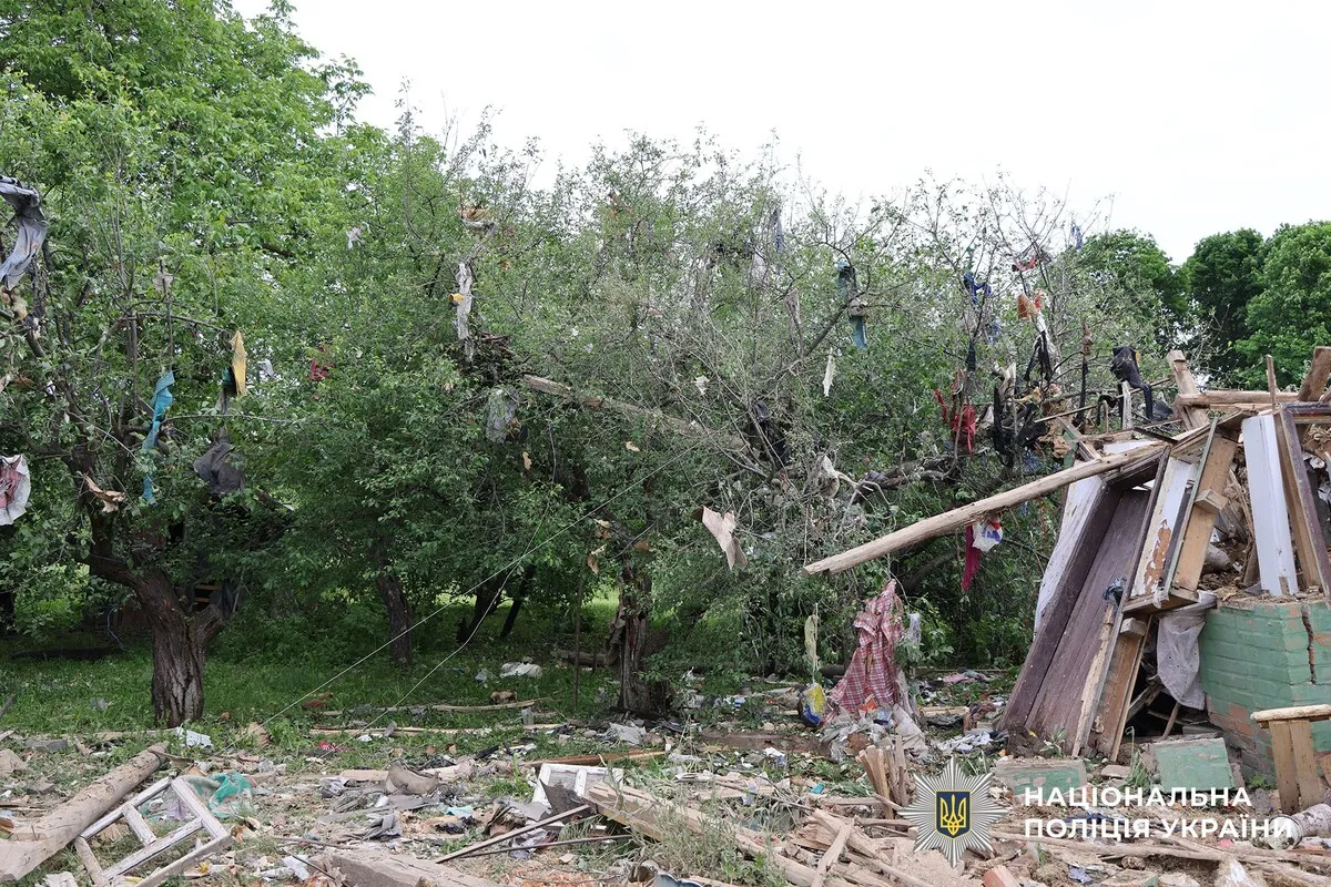 Після нічної атаки на Полтавщині під завалами будинку опинилась людина