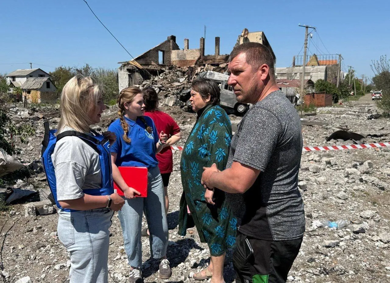 Після обстрілу Павлограда людям допомагають відновлювати житло