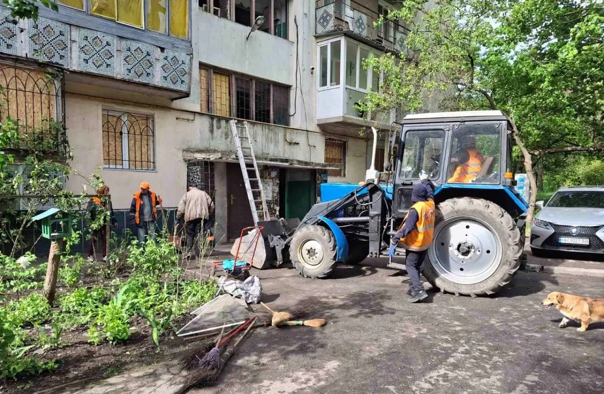 Після обстрілу в Одесі комунальники тимчасово закривають вибиті вікна та …