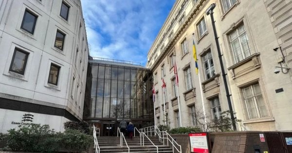 Після перемоги правопопулістів з ради у Великій Британії зняли український …