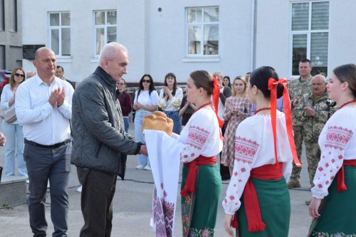 Після понад року російського полону до Чорткова повернувся військовий Михайло …