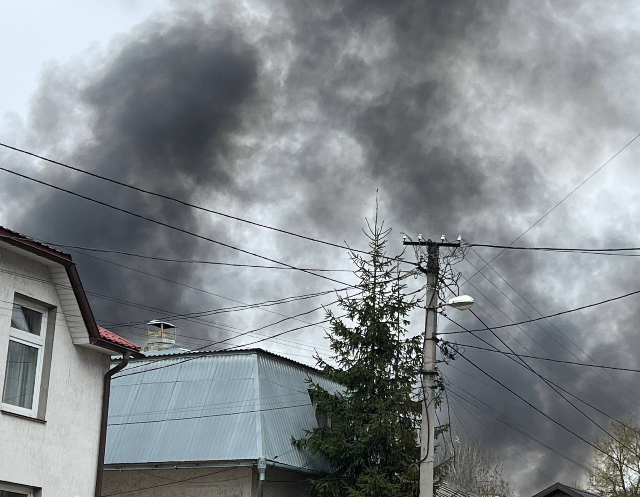 Після серії вибухів і прильотів у Тернополі пожежі: радять зачинити …