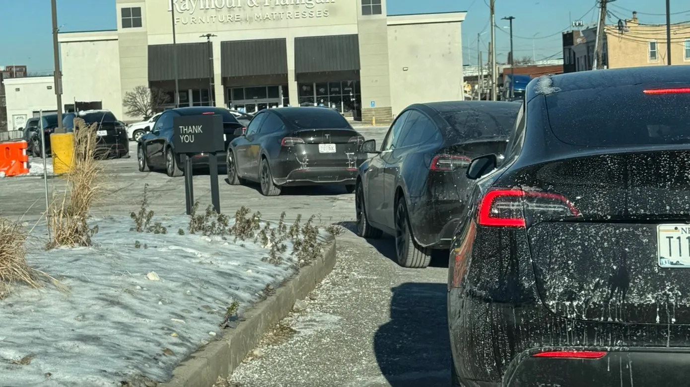 Після скандалів та бійок: Tesla запускає віртуальні черги на зарядках …