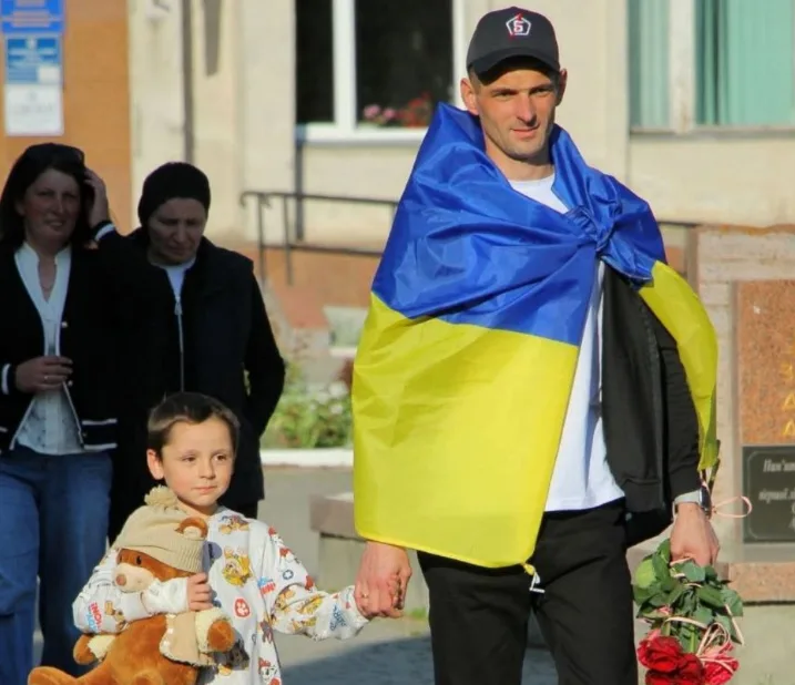 Після 28 місяців полону додому повернувся військовий із Шумської громади