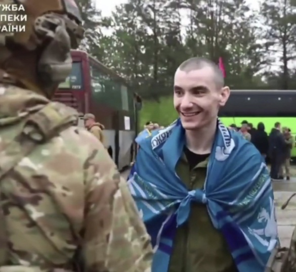 Після 49 місяців полону додому повернувся захисник Маріуполя Іван Захаров