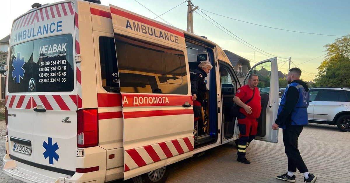 Пішки з-під обстрілів: родину з прифронтового міста евакуювали до Берегова …
