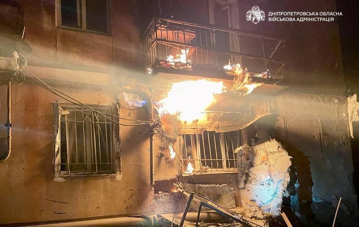 РФ атакувала Дніпро: зайнялася 5-поверхівка
