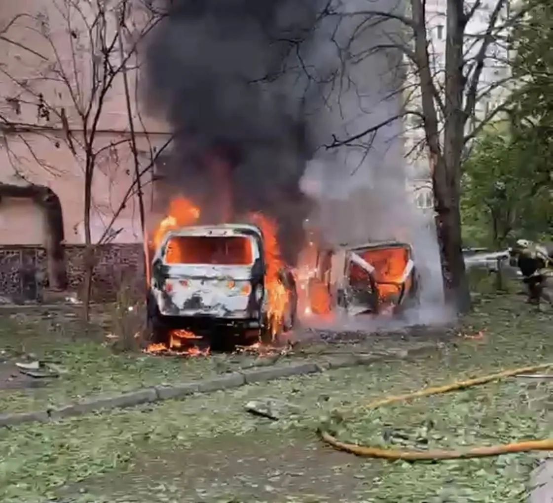 РФ атакувала Одесу: постраждали люди та загорілися авто