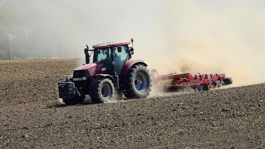 Росіяни вдарили по аграріях на Запоріжжі: є поранений