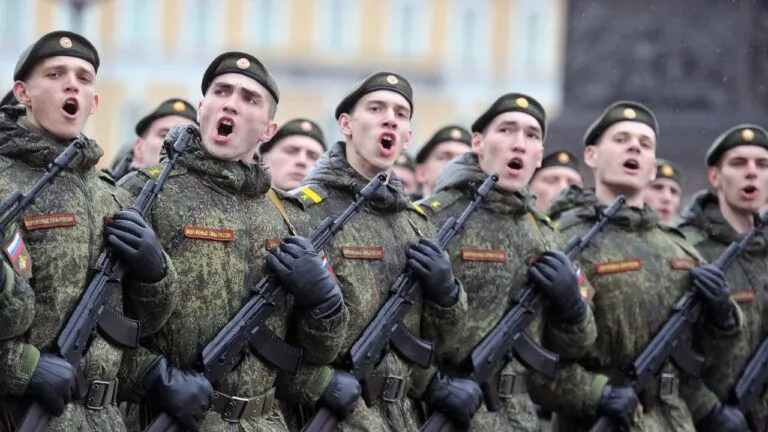 РФ знімає військових із фронту заради параду 9 травня – …