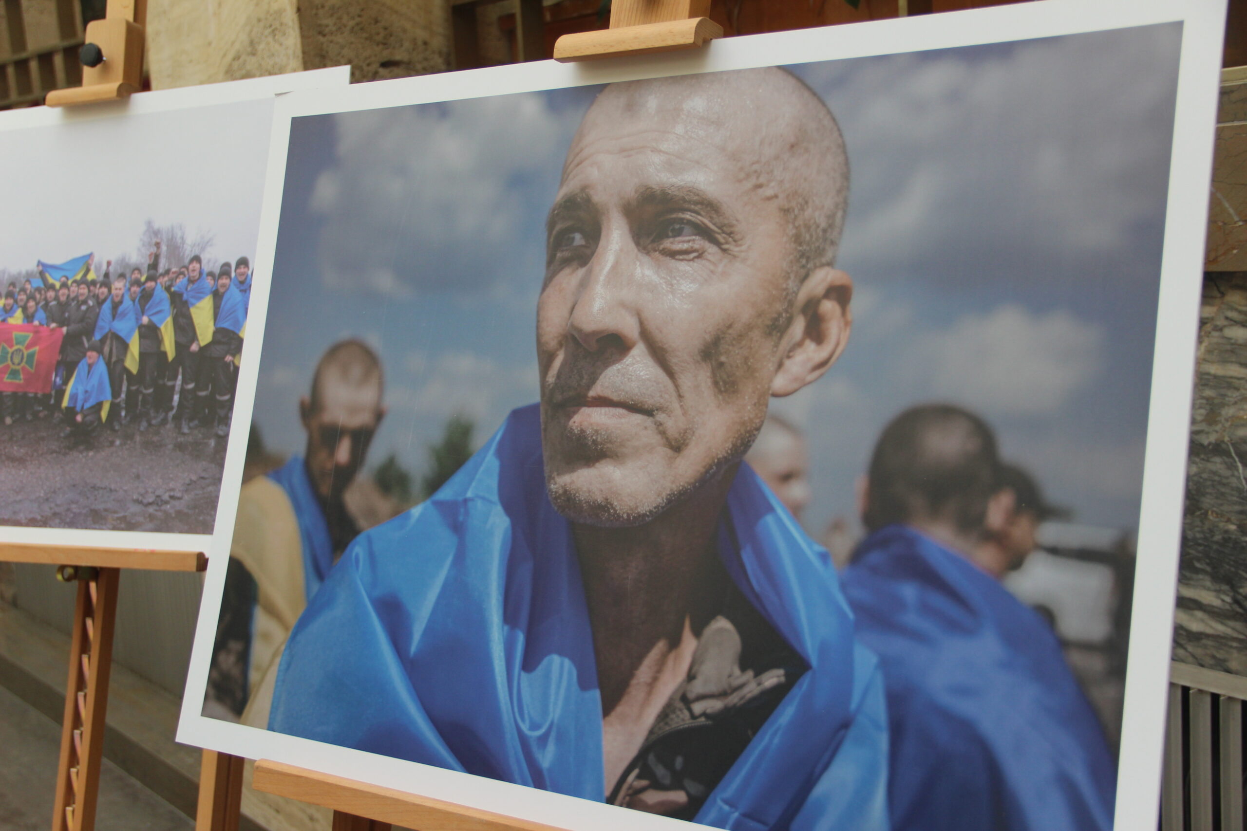 «Разом заради повернення»: у Закарпатській ОВА відкрили фотовиставку про українців, …