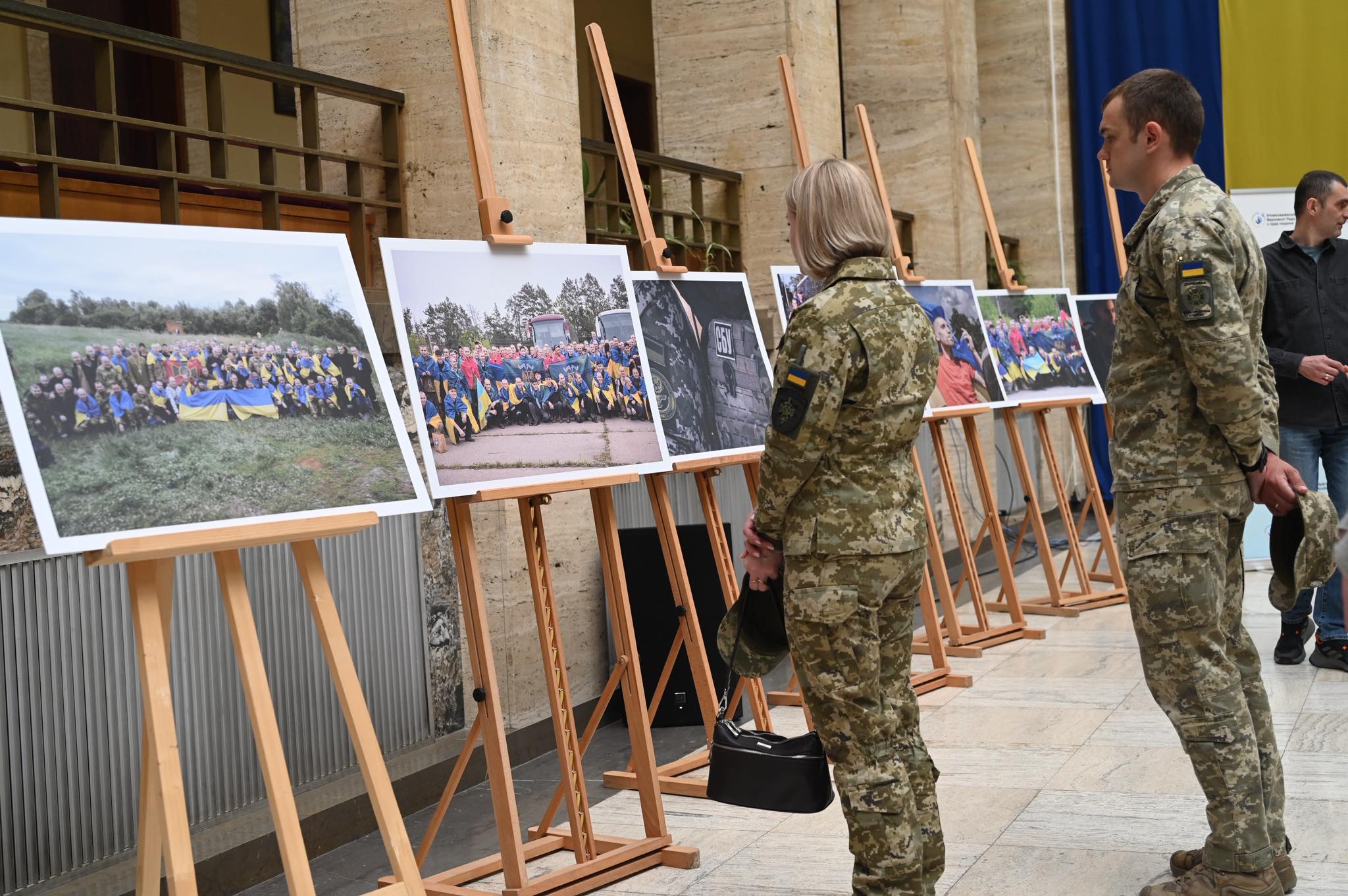 «Разом заради повернення»: у Закарпатській ОВА презентували виставку про звільнених …