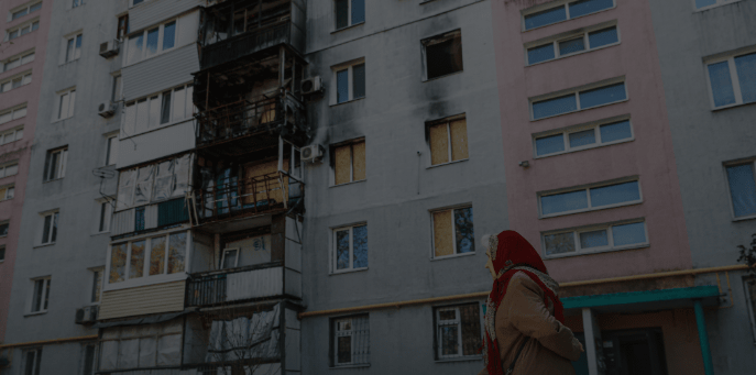Ракета поцілила поблизу будинку: у Запоріжжі відновлюють багатоповерхівку на Чарівній, …