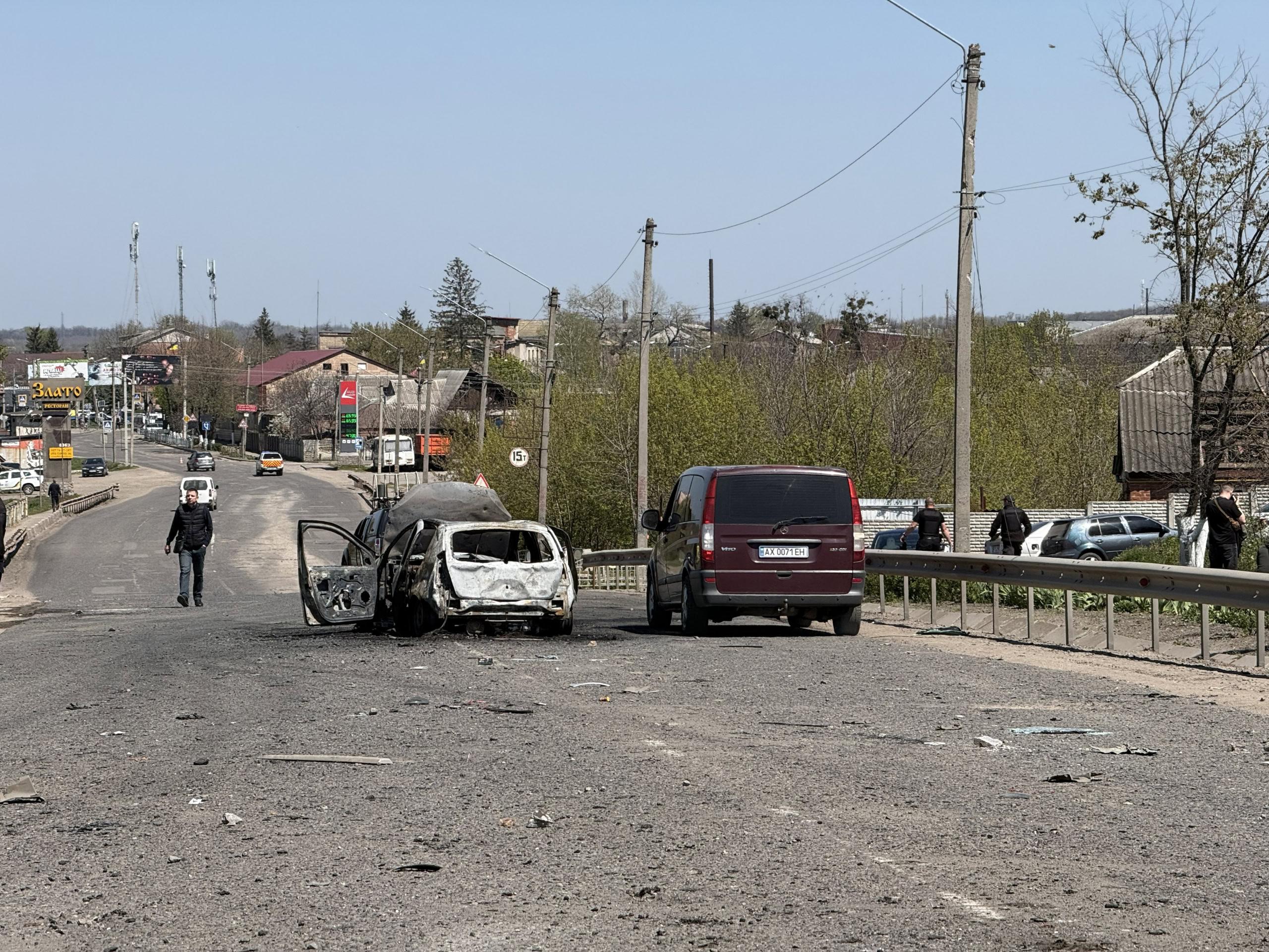 Ракета рф влучила в дорогу в Мерефі: п’ятеро загиблих, понад …