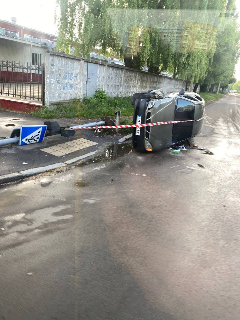 Ранкова ДТП у Житомирі: в районі «Промавтоматики» перекинувся Daewoo Lanos. …