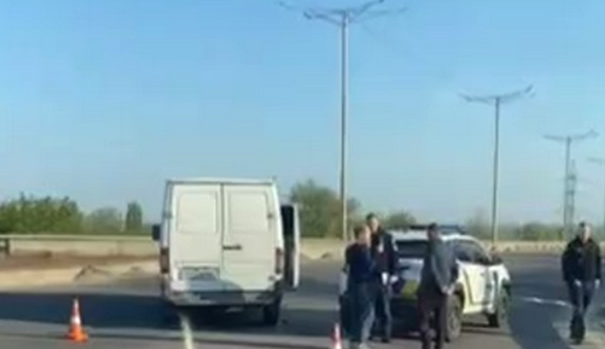 Ранкова аварія у Кам’янському: вантажівка врізалася у велосипедиста