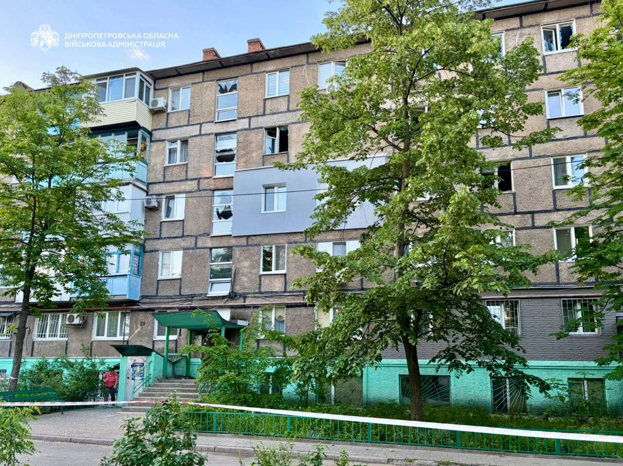 Ранкова атака на Дніпро: поранено жінку, пошкоджено кілька будинків