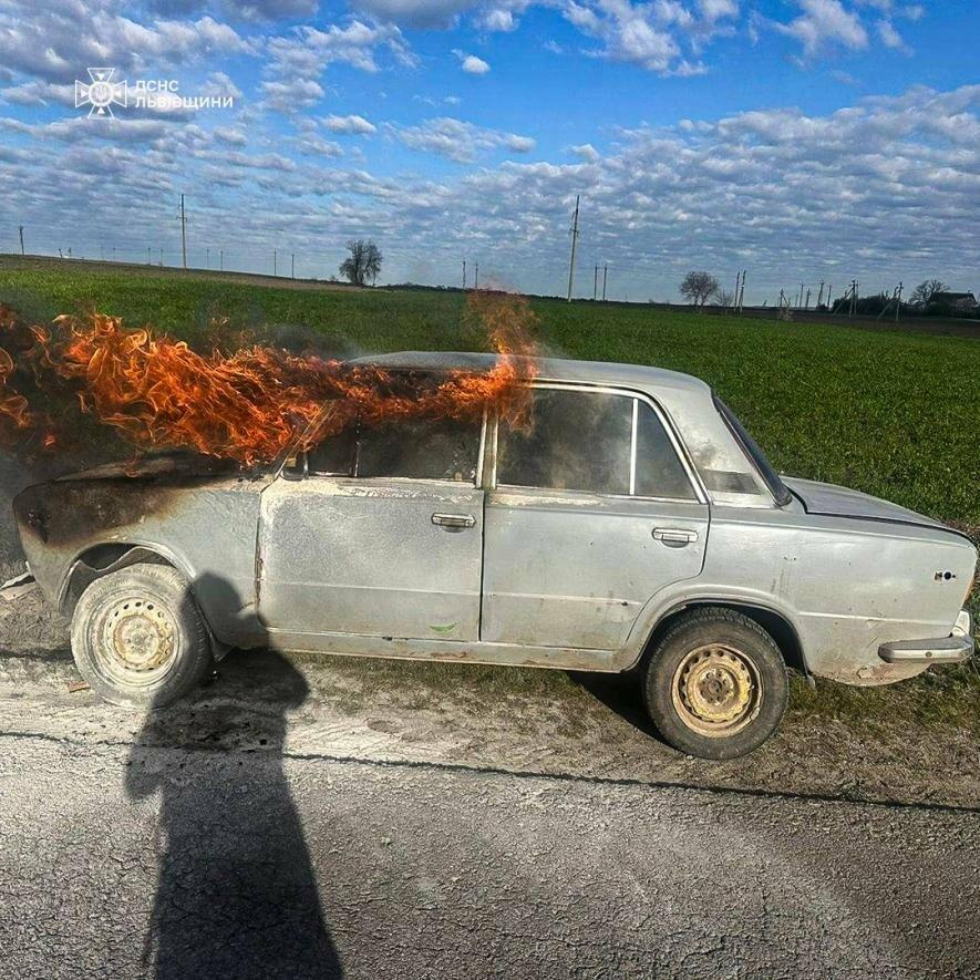 Ранкова пожежа на Львівщині: у селищі Підкамінь спалахнув ВАЗ