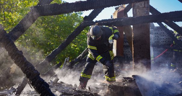 У Херсоні через удар російського дрона спалахнув будинок