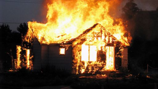Під Харковом чоловік підпалив будинок через ревнощі: йому загрожує до …