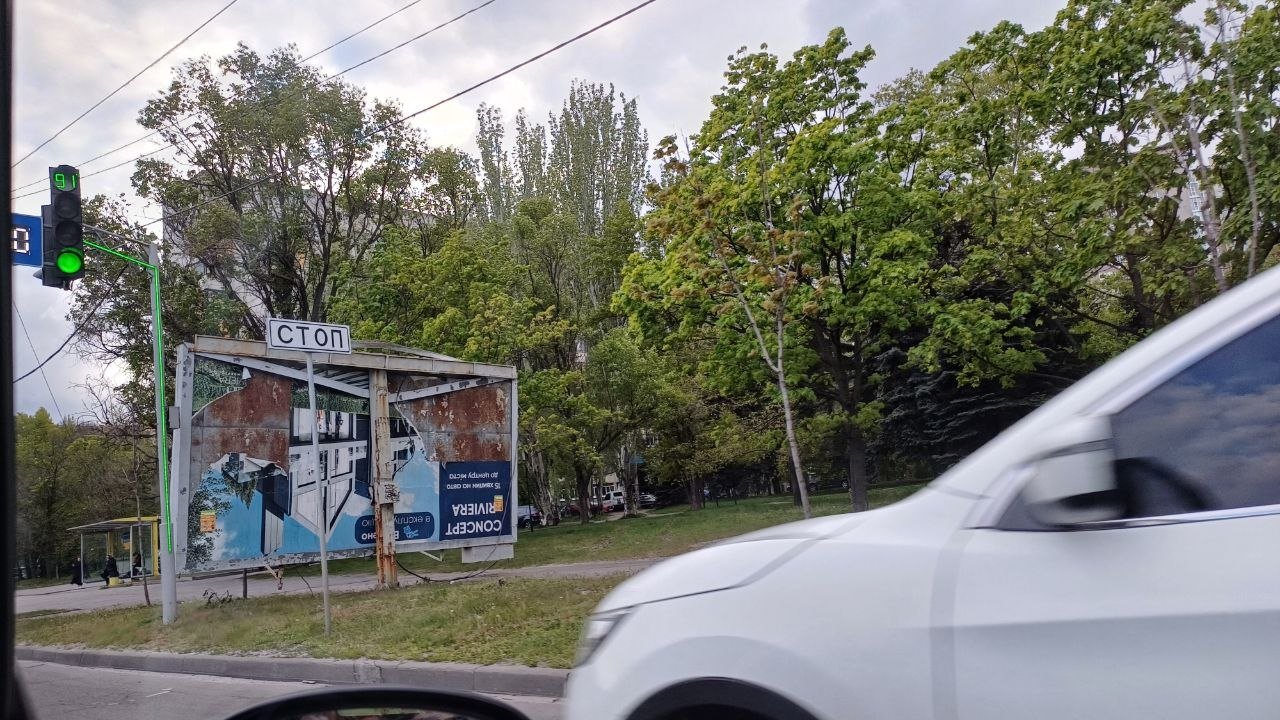 Рекламний щит на Набережній Перемоги у Дніпрі зламався посередині