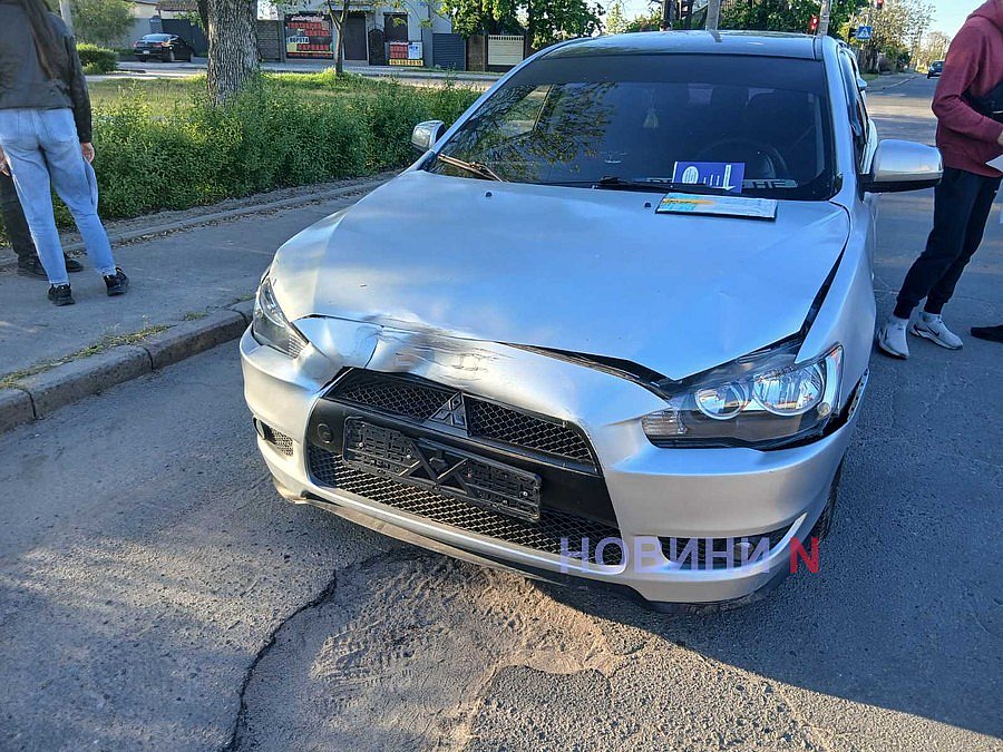 «Рено» та «Міцубісі» зіткнулися на Одеському шосе у Миколаєві