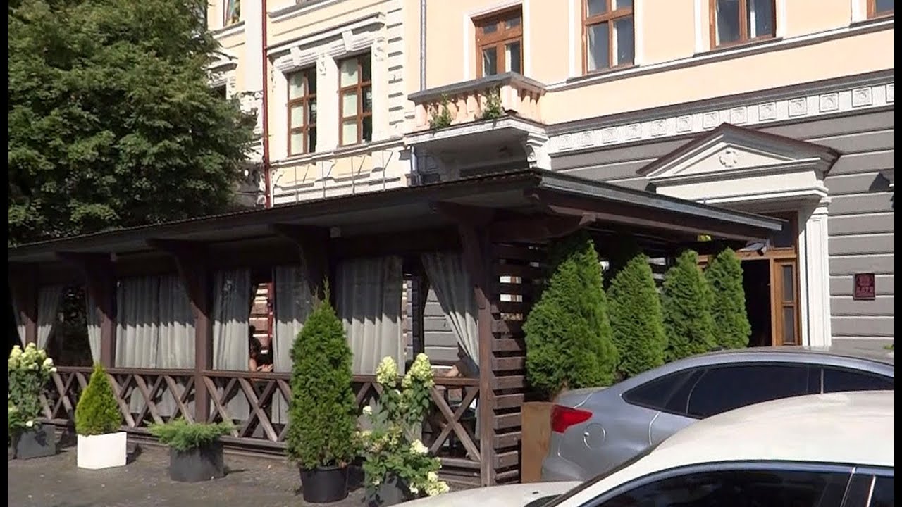 Ресторани відомої в Тернополі сім’ї нищать дерева, тротуари та проїжджу …