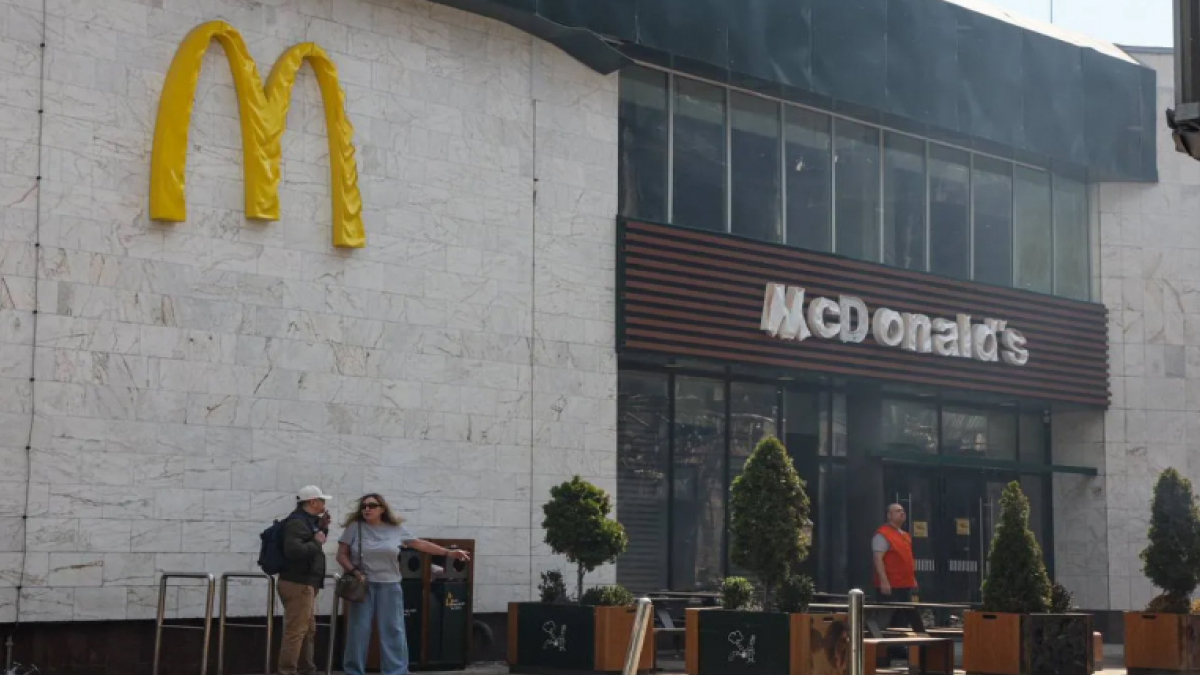 Ресторан McDonald's на Лук'янівці відновив роботу після атаки рф