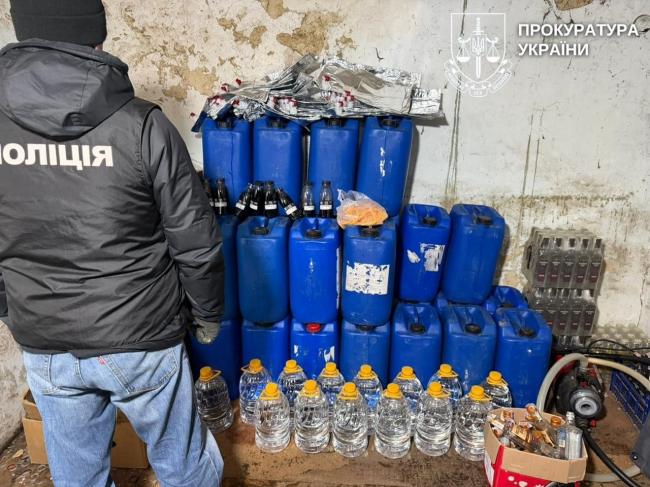 Розбавляли спирт водою: трьох мешканців Рівненщини судитимуть за збут сурогату