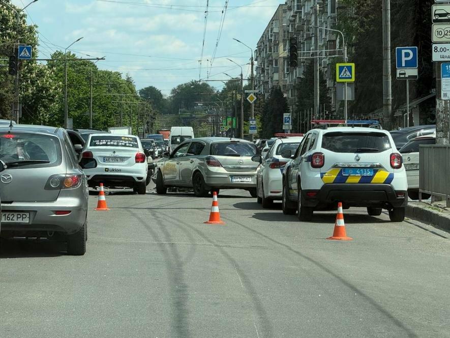 Розбиті авто та незграбна вантажівка: центр Дніпра скували ДТП