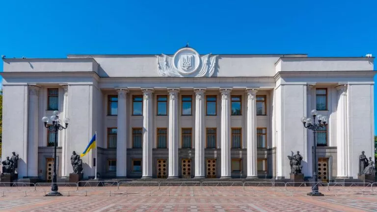 Розблокує $3,5 млрд для України: Рада ухвалила закон про публічні …