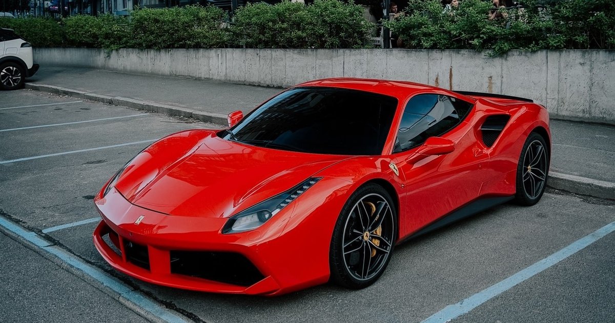 Розвиває 330 км/год: у Києві помітили знаковий суперкар Ferrari (фото)